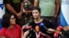 Lifshitz, warga Israel yang sempat ditahan di Gaza, berbicara kepada awak media dalam konferensi pers di Rumah Sakit Ichilov, Tel Aviv, Israel, pada 24 Oktober 2023. (Foto: Reuters/Janis Laizans)