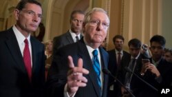 Mitch McConnell (au centre), chef de file de la majorité républicaine au Sénat, Capitol Hill, le 11 juillet 2017. (AP Photo/J. Scott Applewhite)