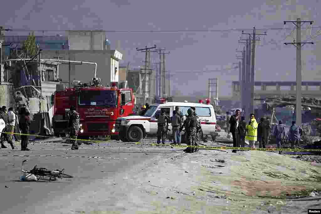 Pasukan keamanan Afghanistan menginspeksi lokasi serangan bom mobil di Kabul, 2 Mei 2012 (Reuters).Afghan security forces member