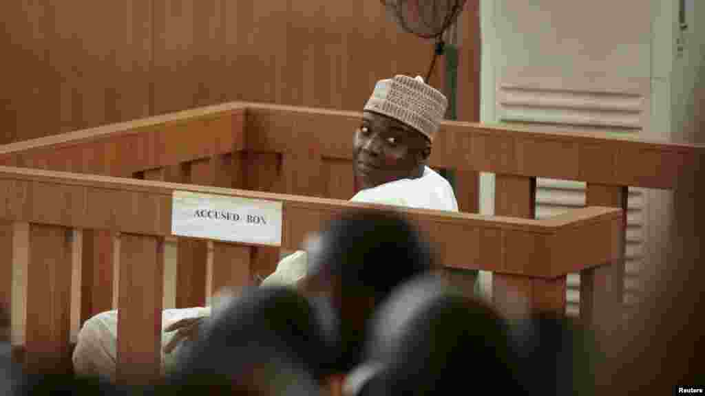 Shugaban Majalidar Dattijai Bukola Saraki ya waiga daga akwatin zaman wanda ake tuhuma a Kotun Tabbatar da Da'ar Ma'aikata dake Abuja, Satumba 21, 2015.