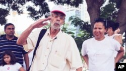 Guia com um grupo de participantes num passeio pelos sítios e monumentos históricos de Luanda