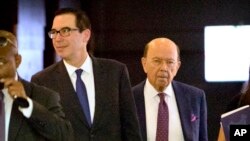 Le secrétaire américain au Trésor Steven Mnuchin, à gauche, et le secrétaire au Commerce Wilbur Ross lors de leur séjour à Pekin le vendredi 4 mai 2018. (AP Photo / Mark Schiefelbein)