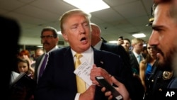លោក Donald Trump (ខាងលើ) ​បាន​លុបចោល​ពិធី​មួយ​របស់​គណបក្ស​សាធារណ​រដ្ឋខណៈពេល​មាន​រឿងចម្រូងចម្រាស​លើការ​ខកខាន​មិន​បាន​កែ​តម្រូវ​អ្នក​គាំទ្រម្នាក់​​ ដែល​បាន​ហៅ​លោក​ប្រធានា​ធិបតី ​បារ៉ាក់ ​អូបាម៉ា​ថា ​ជា​អ្នកកាន់​សាសនា​អ៊ីស្លាម​ និង​ជា​ជនបរទេស។
