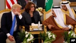 Le président américain Donald Trump s’entretient avec le roi Salmane d'Arabie Saoudite après une cérémonie de bienvenue à l'aéroport international King Khalid, Riyad, 20 mai 2017. 