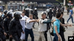 Para pendukung Presiden terguling Mohamed Morsi ditahan menyusul bentrokan dengan polisi anti huru-hara di Kairo, 6 Oktober 2013 (Foto: dok). 