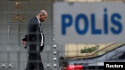 Pripadnici obezbjeđenja ispred saudijskog konzulata u Istanbulu