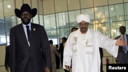 Le président soudanais Omar el-Béchir accueille son homologue sud-soudanais Salva Kiir à Khartoum, le 8 octobre 2011