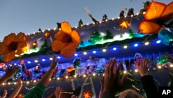 Visitantes de Nueva Orleans en el primer día de Mardi Gras de 2017, gritan pidiendo collares de cuentas falsas durante el desfile de Krewe of Endymion. Enero 6 de 2017.