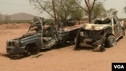 Des vestiges de véhicules de Boko Haram détruits par l'armée camerounaise en décembre 2018, à Amchide, au Cameroun, le 12 septembre 2019.