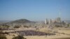 Mineiros aguardam entrada na mina de platina de Marikana na África do Sul