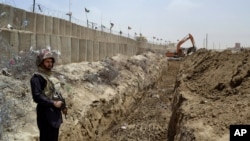 نظامیان پاکستانی گفته اند که مجموعاً ۳۳۸ پوستۀ امنیتی وبرج نظارتی در امتداد مرز میان افغانستان و پاکستان احداث خواهد شد