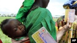 Une déplacée de la RDC dans un centre de distribution de vivres de la Croix Rouge à Bweremana, dans le Nord-Kivu (Archives)