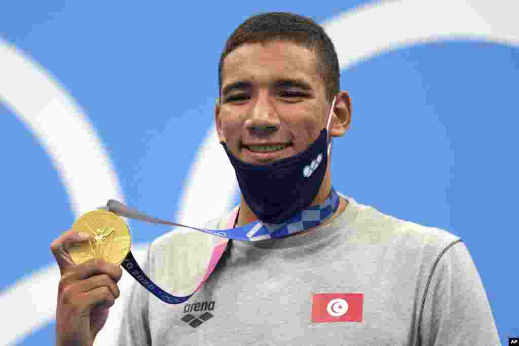 med Hafnaoui, of Tunisia, poses with his gold medal after winning final of the men's 400-meter freestyle at the 2020 Summer Olympics, Sunday, July 25, 2021, in Tokyo, Japan. (AP Photo/Matthias Schrader)