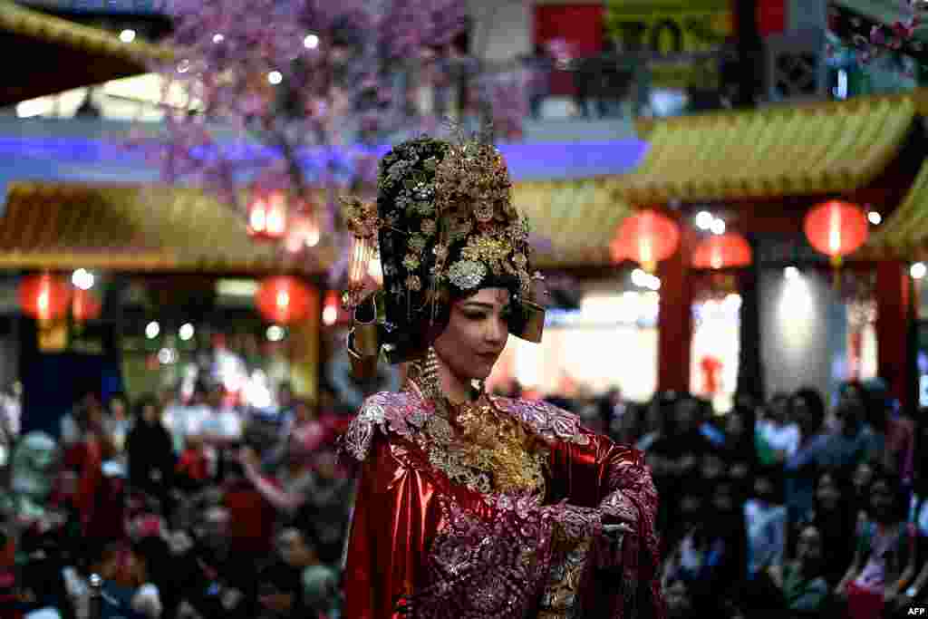 在马来西亚的春节演出中，有人装扮龙启太后，中国五代十国时期的闽国开国皇帝的母亲（2017年1月22日） 。