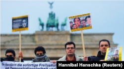Personas se manifiestan frente a la Puerta de Brandenburgo para apoyar las protestas en todo Irán, en Berlín, Alemania, el 2 de enero de 2018. REUTERS / Hannibal Hanschke