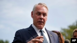 El secretario del Interior de EE.UU., Ryan Zinke, viaja a la zona afectada por incendios forestales en California. 