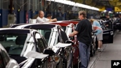 ARSIP – Foto arsip yang diambil hari Selasa, 15 Juni 2010, menunjukkan para pekerja General Motors di fasilitas perakita yang terletak di Lordstown, Ohio memberikan sentuhan akhir pada Chevy Cobalts (foto: AP Photo/Mark Duncan, Arsip)