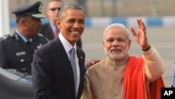 U.S. President Barack Obama, left, shakes hand with Indian Prime Minister Narendra Modi upon arrival at the Palam Air Force Station in New Delhi,Jan. 25, 2015.
