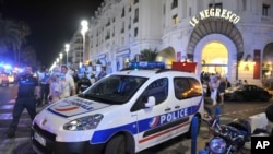Mobil polisi diparkir dekat lokasi tempat serangan oleh truk di Nice, Perancis Selatan (15/7). (AP/Christian Alminana)