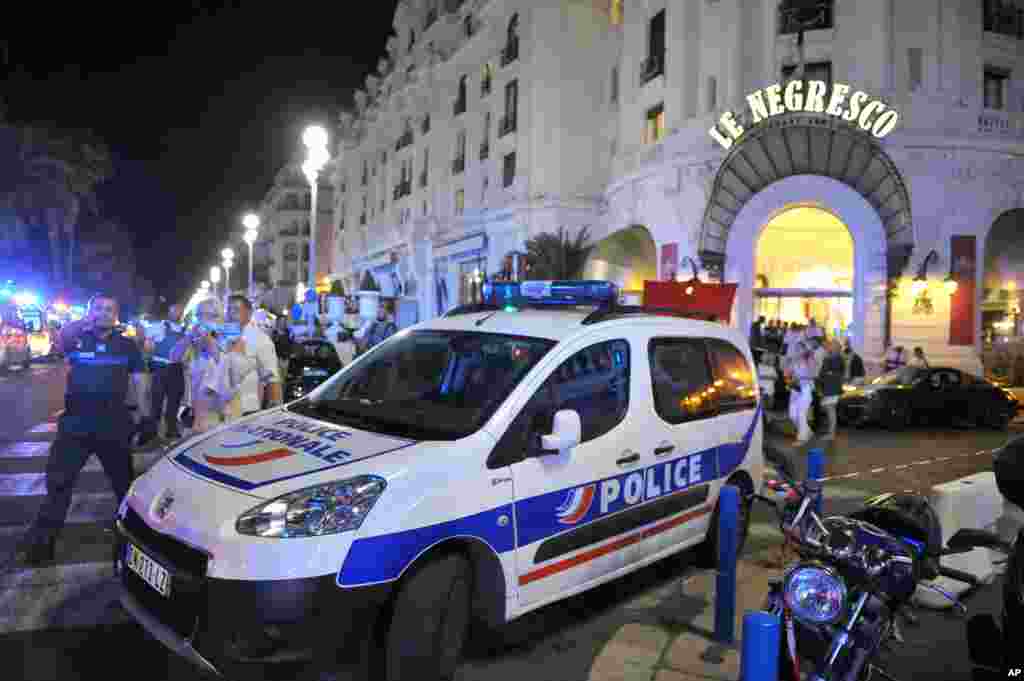 Mobil polisi diparkir dekat lokasi tempat serangan oleh truk di Nice, Perancis Selatan (15/7). (AP/Christian Alminana)