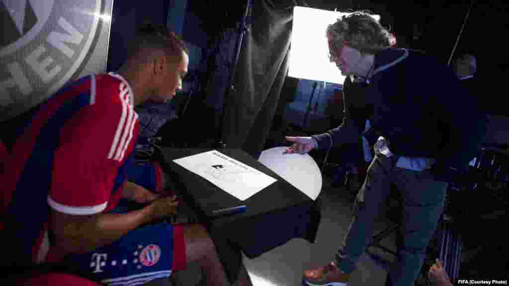 La Fifa lance la campagne "11 contre Ebola", mettant en vedette du Real Madrid Cristiano Ronaldo, Neymar Jr de Barcelone, Didier Drogba de Chelsea et du Bayern Munich Philipp Lahm, entre autres, avec la promotion de 11 messages simples de santé contre l’épidemie en Afrique de l’Ouest.