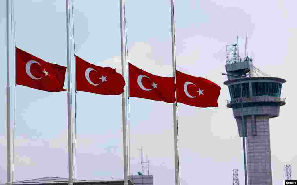 An sauko da tutar Turkiyya kasa kasa a filin jirgin sama mafi girma na Turkiyya, Istanbul Ataturk, bayan harin ta'addancin da aka kai can jiya talata
