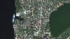 Citra satelit menunjukkan pemandangan sebelum rumah-rumah terendam banjir di sepanjang Sungai Dnipro di tenggara Kherson, Ukraina, pada 6 Juni 2023. (Foto: Maxar Technologies via REUTERS)