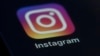 ikon aplikasi Instagram pada layar perangkat seluler di New York, 23 Agustus 2019. Facebook mengatakan sedang mengerjakan Instagram untuk anak di bawah 13 tahun. (Foto: AP)