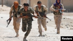 Para tentara Kurdi Suriah (YPG) berlari dalam pertempuran di Raqqa, Suriah utara (foto: dok).