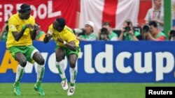 Emmanuel Adebayor fête un premier but contre la Corée du sud lors de la coupe du monde à Frankfort, le 13 juin 2006.