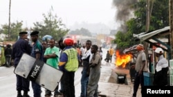 Warga menutup jalan untuk memprotes pembunuhan dua warga lokal di Beni di provinsi Kivu utara, Republik Demokratik Kongo, 22 Oktober 2014. (Foto: dok.)