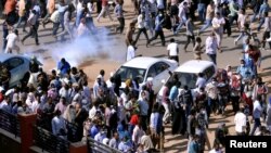Des manifestants soudanais fuyant les gaz lacrymogènes lors de manifestations antigouvernementales à Khartoum (Soudan) le 25 décembre 2018. REUTERS / Mohamed Nureldin Abdallah