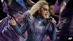 Lady Gaga durante su presentación en el espectáculo de medio tiempo del Super Bowl 51 de la NFL entre los Patriots de Nueva Inglaterra y los Falcons de Atlanta el domingo 5 de febrero de 2017 en Houston. 