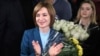 Predsednica Moldavije i predsednička kandidatkinja Maa Sandu slavi sa svojim pristalicama nakon objavljivanja preliminarnih rezultata drugog kruga predsedničkih izbora, u svom predizbornom štabu u Kišinjevu, Moldavija, 3. novembar, 2024. (Foto: REUTERS/Vladislav Culiomza)