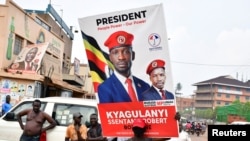 Un partisan de l'opposition porte l'affiche de campagne électorale du candidat à la présidence de l'opposant ougandais Robert Kyagulanyi, également connu sous le nom de Bobi Wine, à Kampala, en Ouganda, le 12 janvier 2021 peu avant les élections présidentielle et législatives.