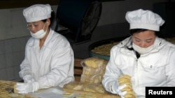 북한 신의주의 한 식품공장에서 세계식량계획, WFP 지원으로 취약계층에 지급할 영양 비스킷을 생산하고 있다. (자료사진)
