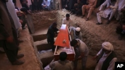 Wahanga wa shambulio la bomu mjini Kabul wakizikwa katika kaburi la pamoja, Afghanistan, Agosti 18, 2019. (AP Photo/Rafiq Maqbool)