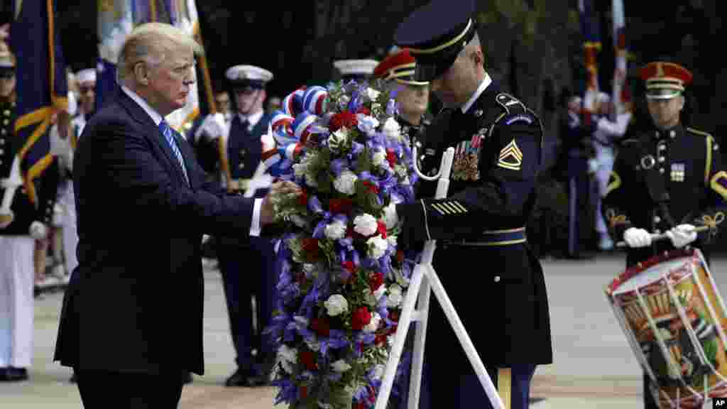 Shugaban Donald Trump ya halarci bikin ranar tunawa da sojojin da suka kwanta dama a makabartar Arlington dake jihar Virginia, ranar 29 ga watan Mayu 2017. 