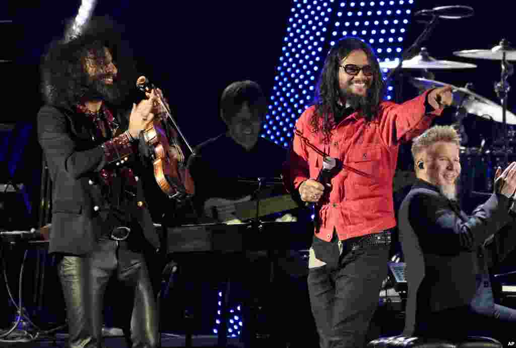Ara Malikian, a la izquierda, y Draco Rosa interpretan "Adicto A Tu Amor".
