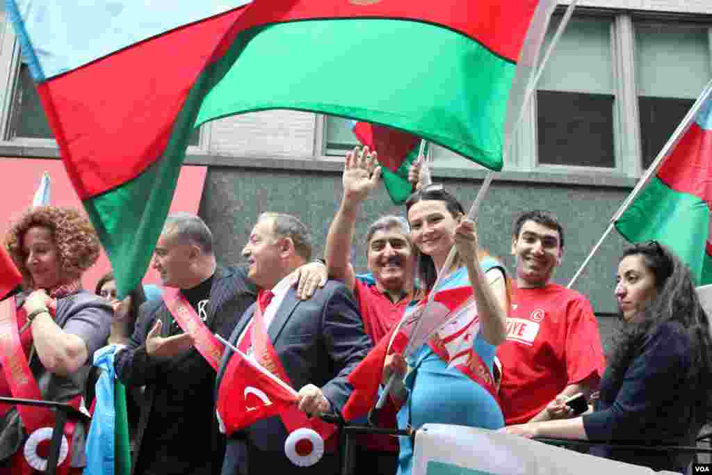 Azərbaycanın ABŞ-dakı Səfir Elin Süleymanov və Azərbaycan parlamentinin üzvü Qənirə Paşayeva Nyu-York Türk Nümayişində