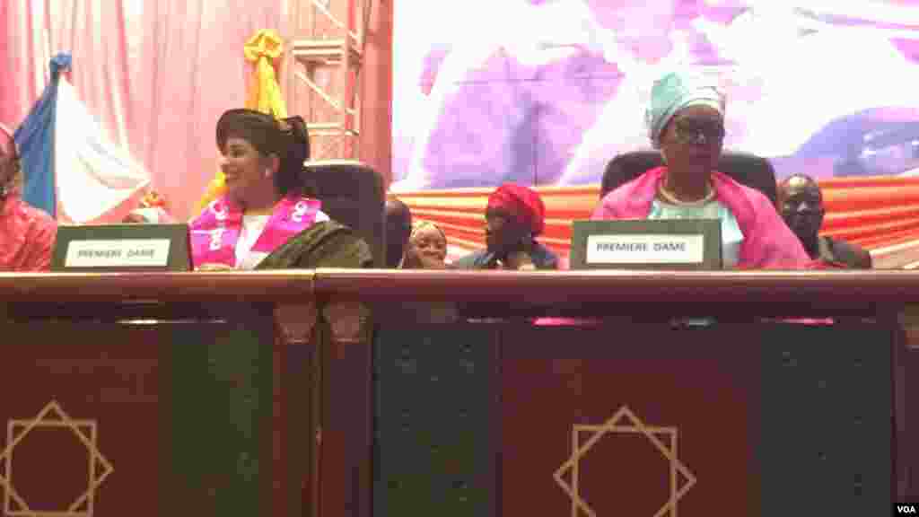 Les deux premières dames du Niger lors d’un meeting ayant réuni plus d’un millier de femmes des partis soutenant Mahamadou Issoufou, au Palais de Congrès de Niamey, Niamey 18 mars, 2016, Photo Bagassi Koura.