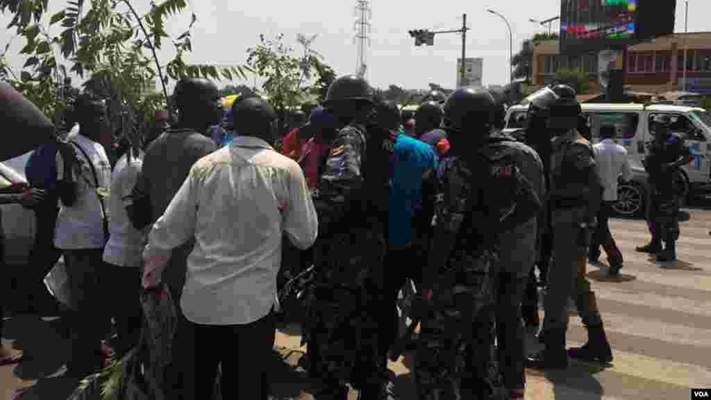 Les partisants de Kizza Besigye protestent aprés son arrestation à Kampala, Ouganda, 15 février 2016.