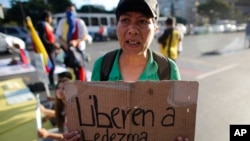 Una manifestante pide la liberación del alcalde Ledesma, preso desde el jueves en Venezuela.