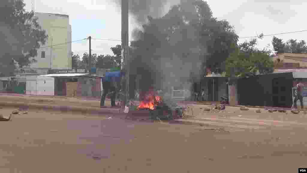 Burkina Faso Ouagadou, une barricade érigée contre la junte, 19 septembre 2015 (VOA / Issa Napon)