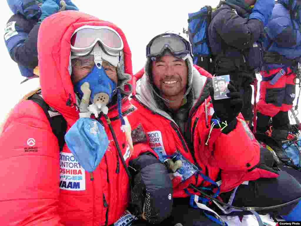 Yuichiro Miura dan putranya Gota Miura di puncak Gunung Everest pada 22 Mei 2003. (Miura Dolphins)