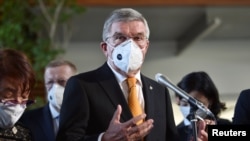 Presiden Komite Olimpiade Internasional (IOC) Thomas Bach yang mengenakan masker berbicara kepada media setelah pertemuannya dengan Perdana Menteri Jepang Yoshihide Suga di Tokyo pada 16 November 2020. (Foto: Kazuhiro Nogi via REUTERS)