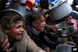 Palestinske djevojke pokušavaju doći do hrane, 20. decembar 2024. (Foto: AP Photo/Abdel Kareem Hana)