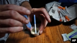 科学家正在进行芬太尼药性试验