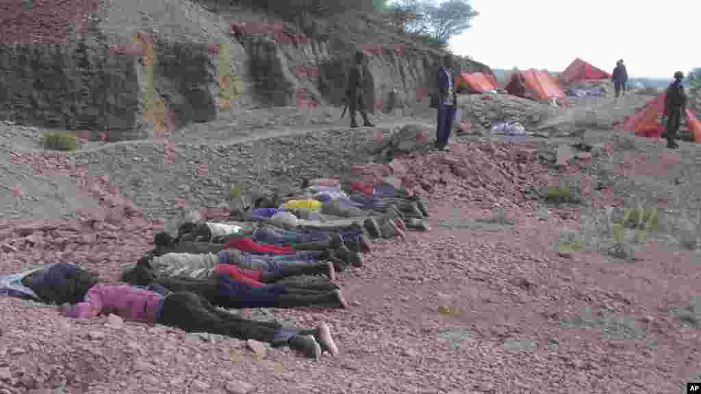 Des corps de Kenyans tués lors d'une attaque des extremistes dans une carrière dans le comté de Mandera, au Kenya, le 2 décembre 2014.