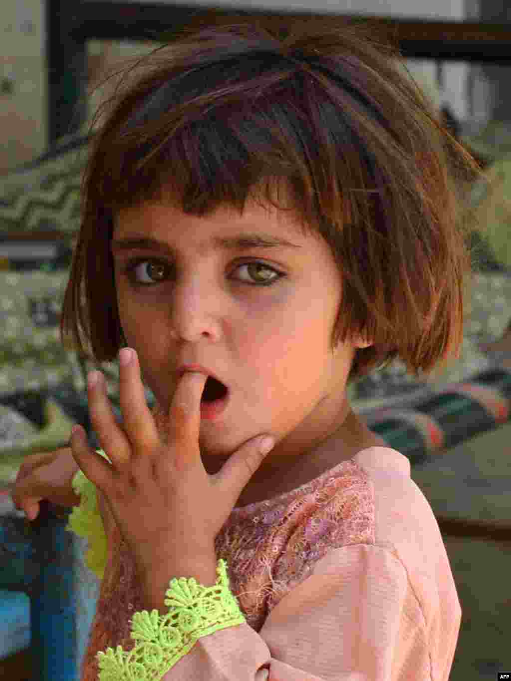 Seorang anak perempuan dari Waziristan di sebuah kamp pengungsi di Bannu, Pakistan.